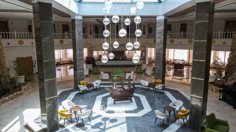 The Holiday Resort Hotel Rezervasyon