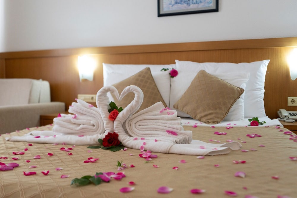 The Holiday Resort Hotel Rezervasyon