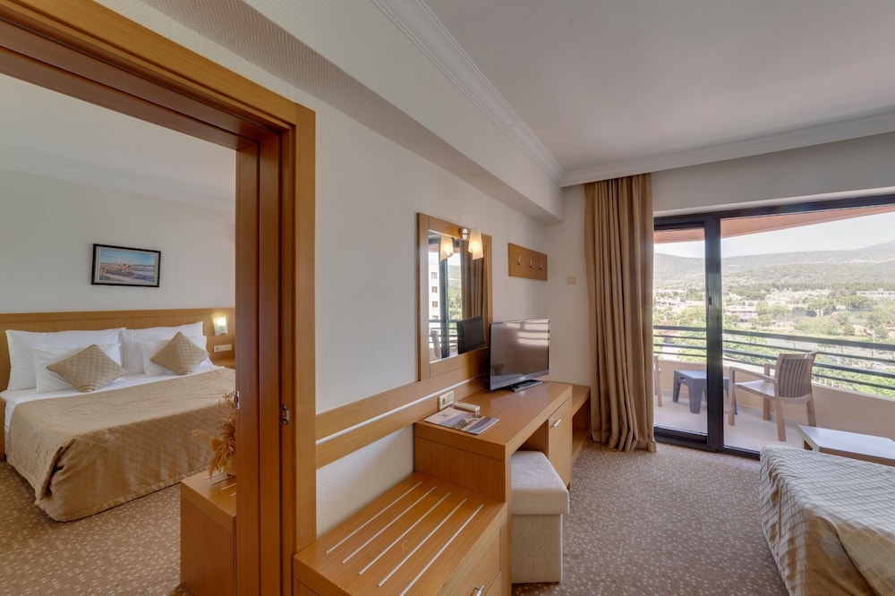 The Holiday Resort Hotel Rezervasyon