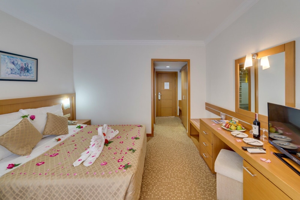 The Holiday Resort Hotel Rezervasyon