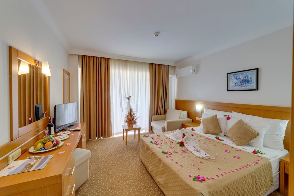 The Holiday Resort Hotel Rezervasyon