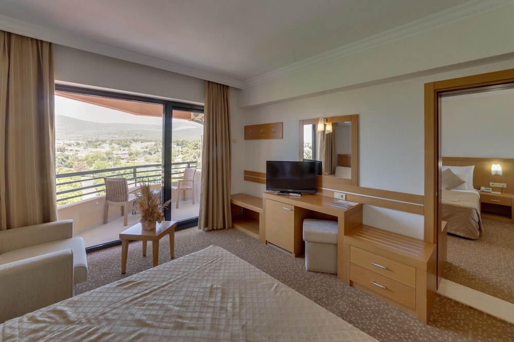 The Holiday Resort Hotel Rezervasyon