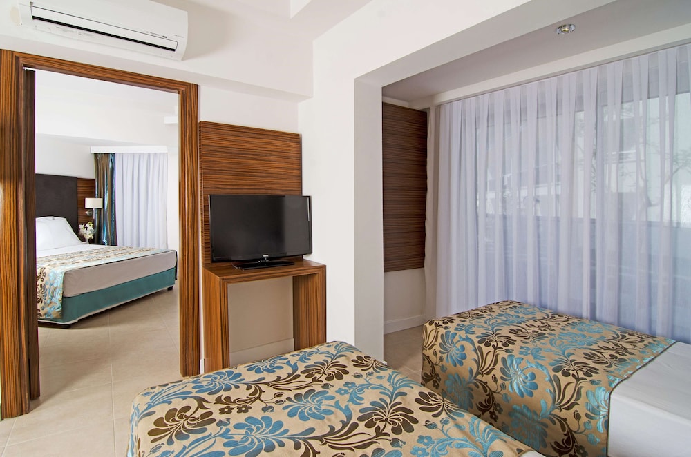 Palm Wings Beach Resort & Spa Kusadasi Rezervasyon