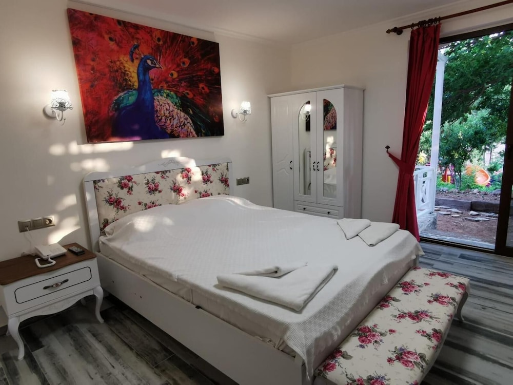 Pink Palace Hotel Rezervasyon