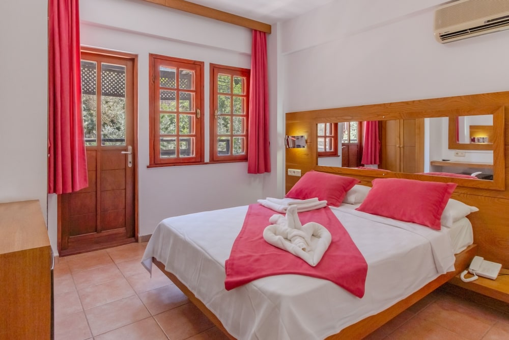 Pink Palace Hotel Rezervasyon