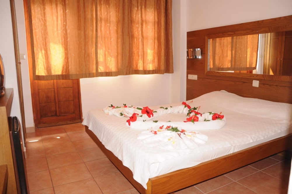 Pink Palace Hotel Rezervasyon