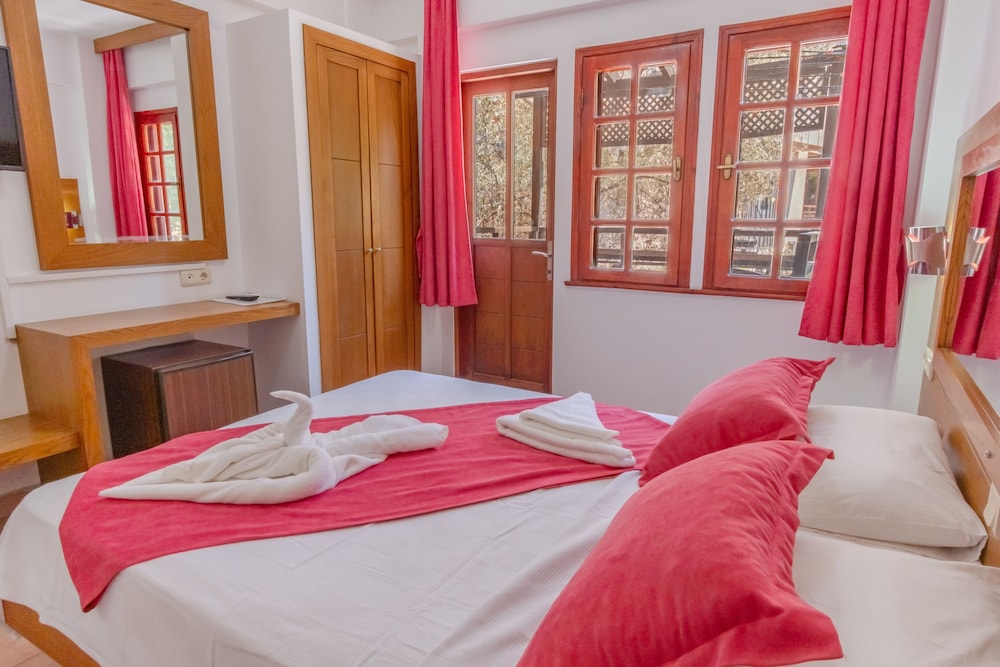 Pink Palace Hotel Rezervasyon