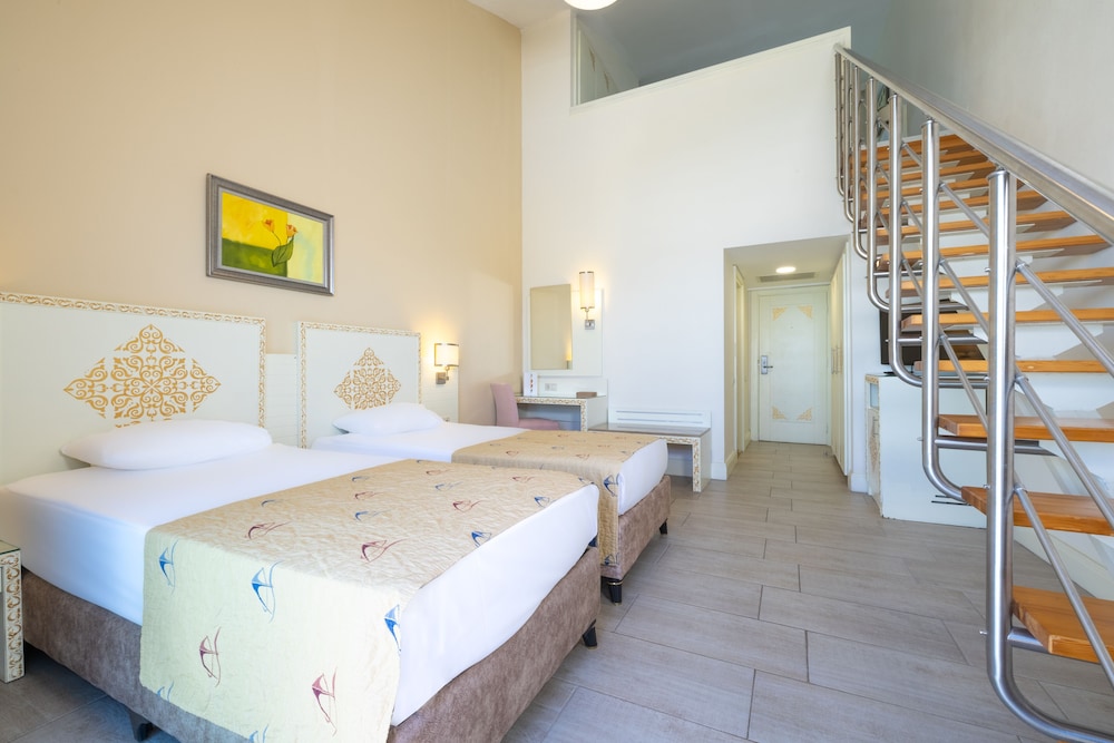 Crystal Admiral Rezervasyon