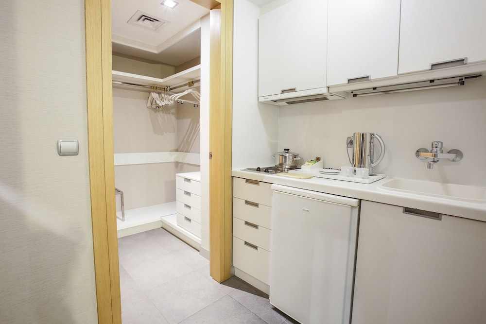 Housez Suites & Apartments Rezervasyon