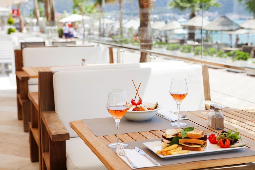 The Beachfront Hotel Rezervasyon