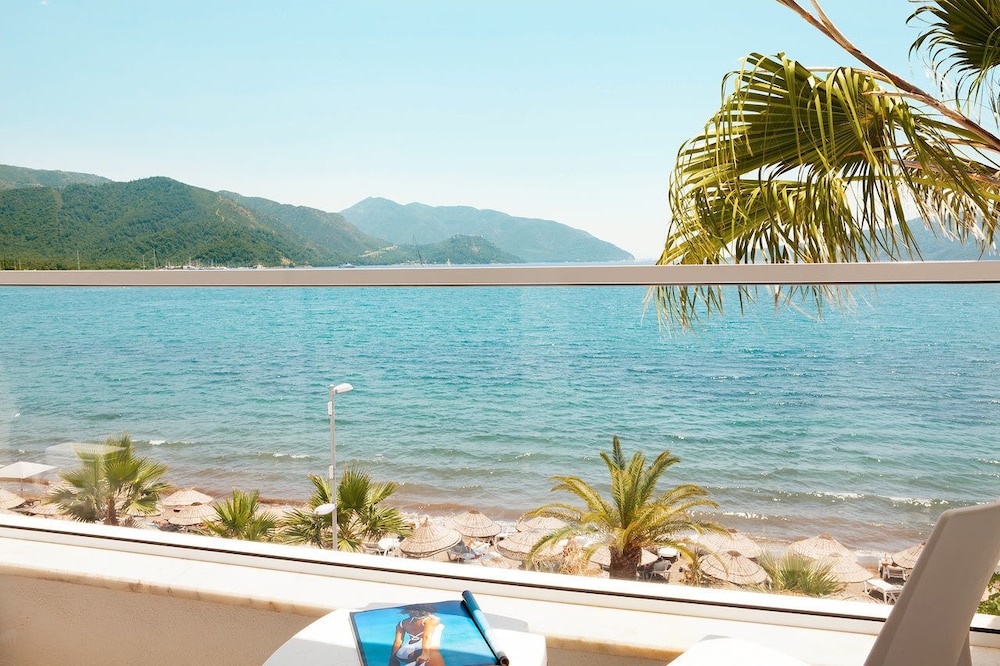 The Beachfront Hotel Rezervasyon