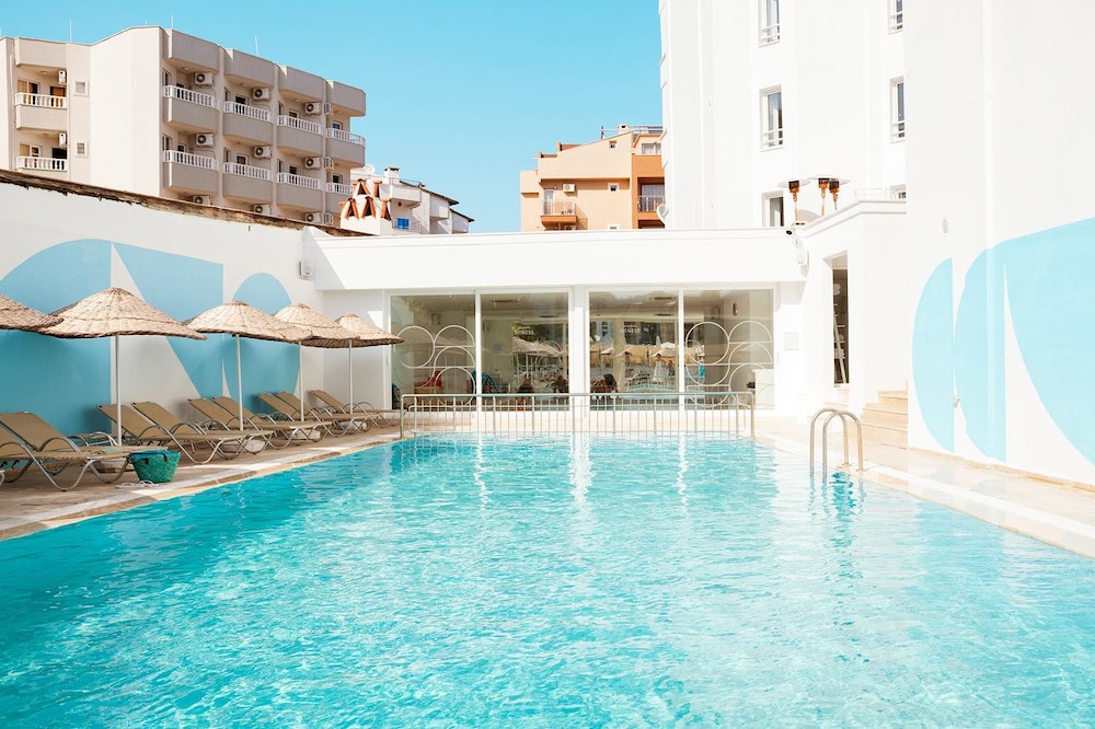 The Beachfront Hotel Rezervasyon