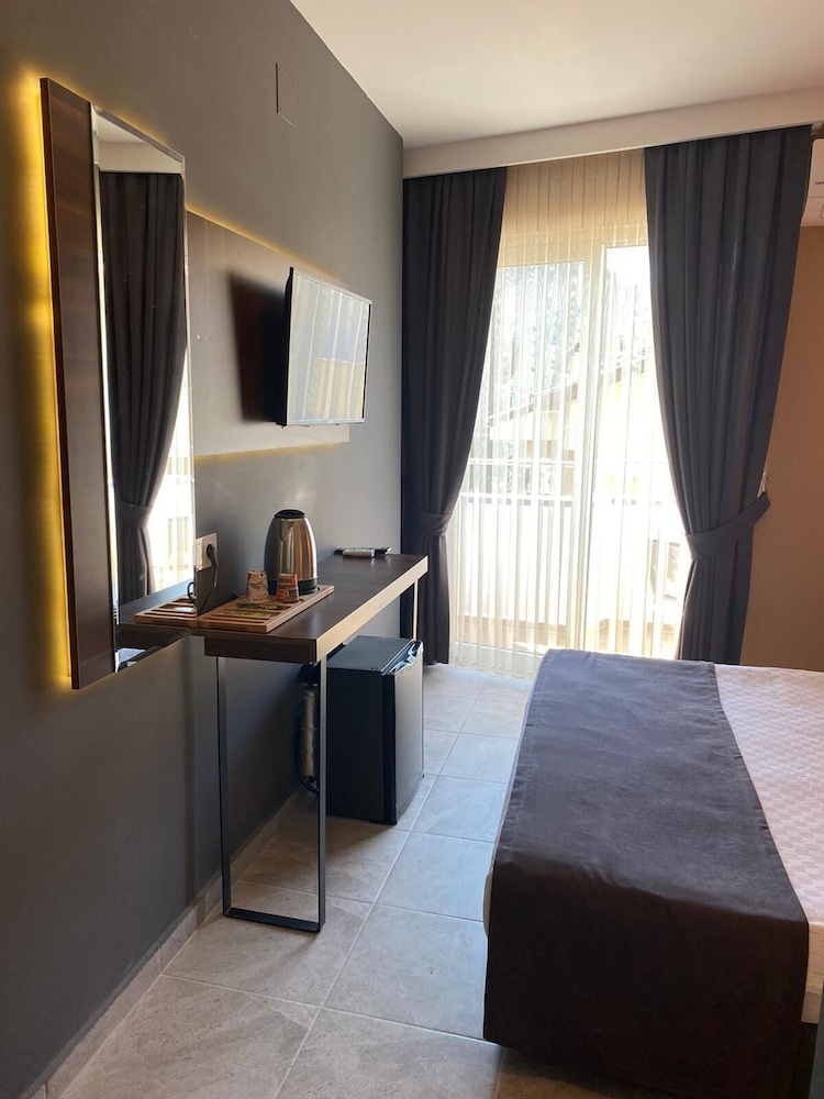 Avisos Hotel & Apartments Rezervasyon