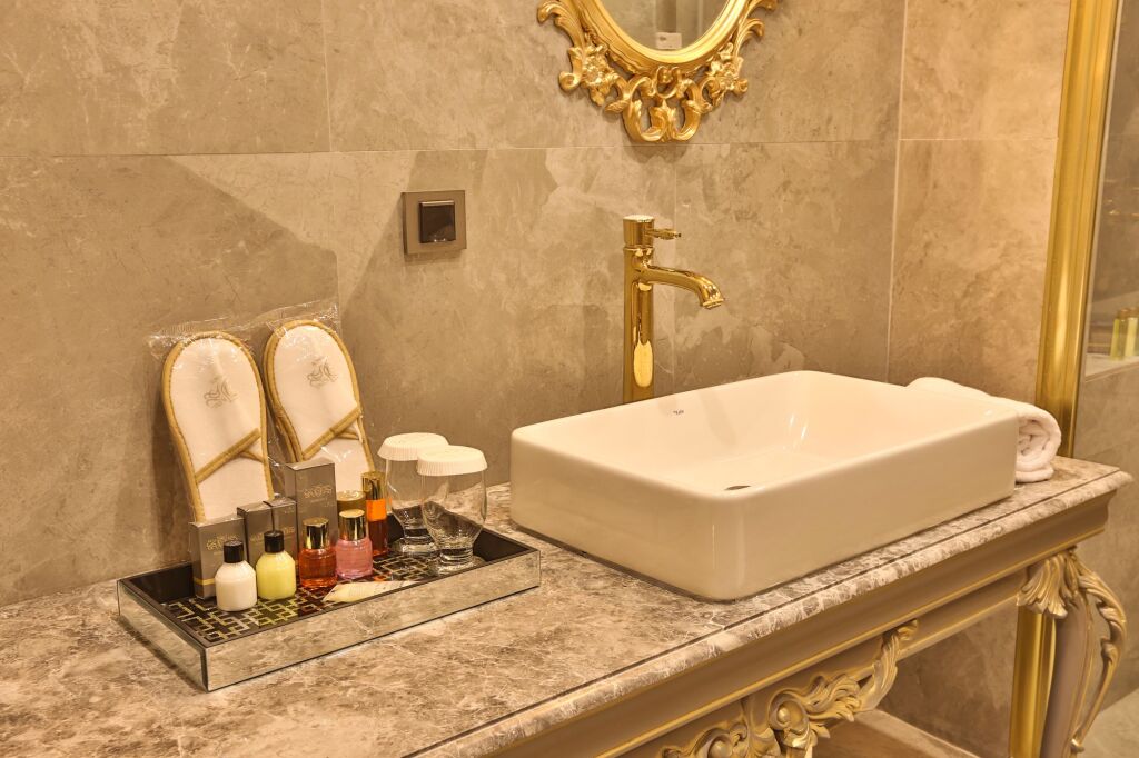 Real King Suit Otel Rezervasyon