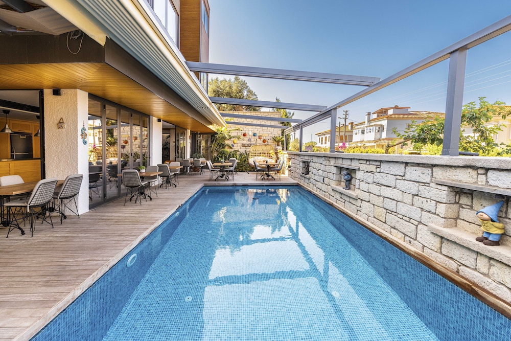 Yerli Otel Alacati Rezervasyon