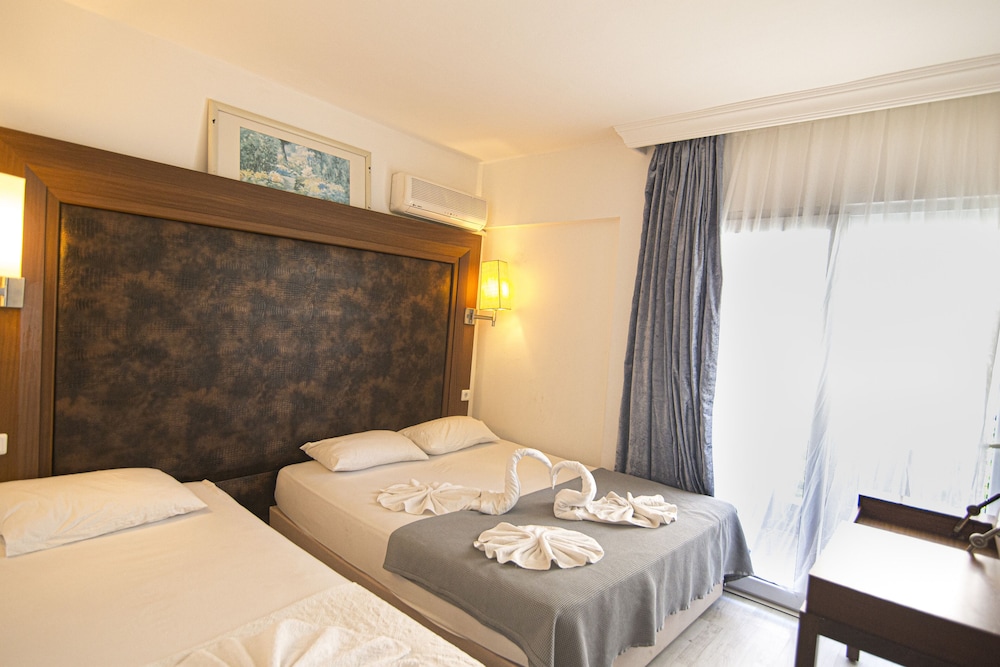 Famous Hotel Marmaris Rezervasyon