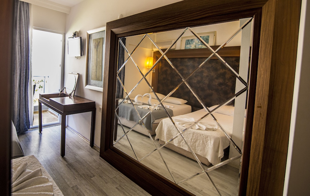 Famous Hotel Marmaris Rezervasyon