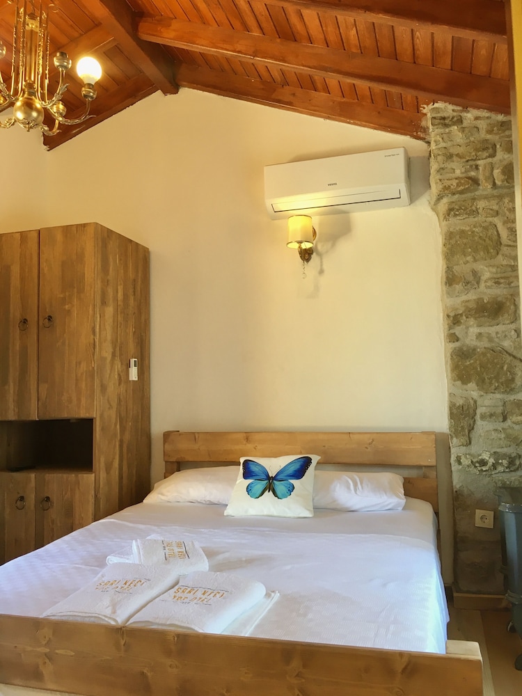 Sari Keçi Tas Hotel Rezervasyon