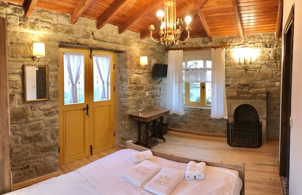 Sari Keçi Tas Hotel Rezervasyon