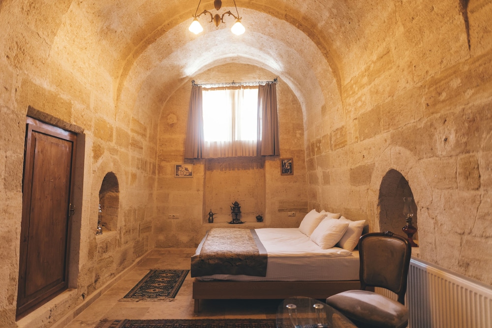 Kapalos Cave Suites Rezervasyon