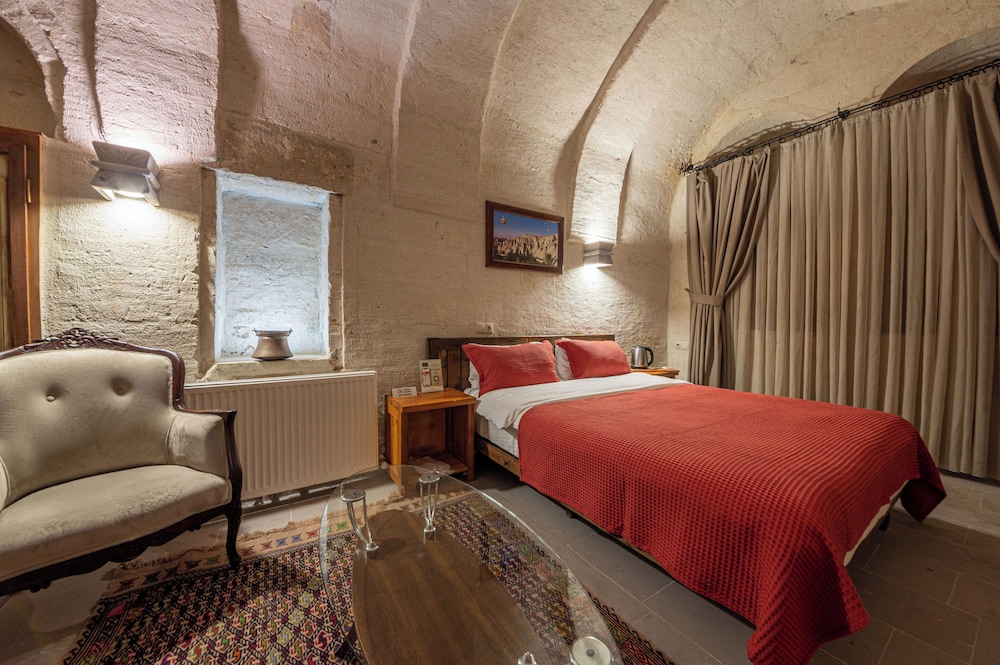 Kapalos Cave Suites Rezervasyon