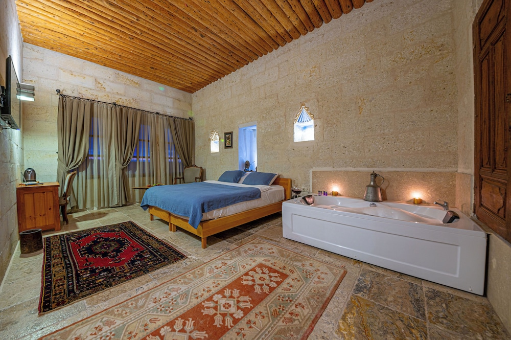 Kapalos Cave Suites Rezervasyon