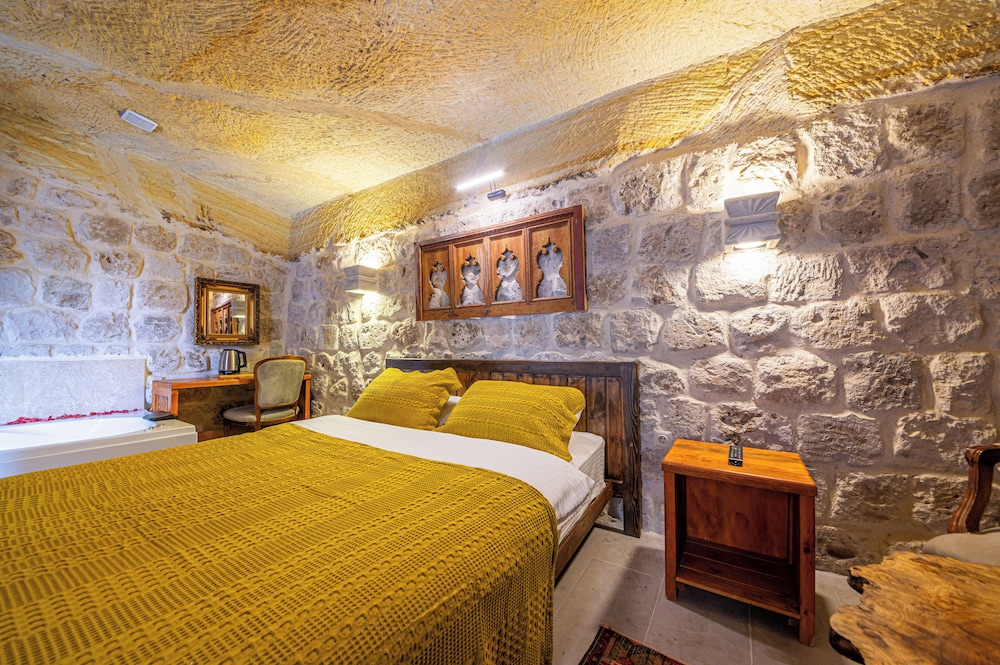 Kapalos Cave Suites Rezervasyon
