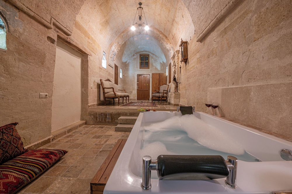 Kapalos Cave Suites Rezervasyon