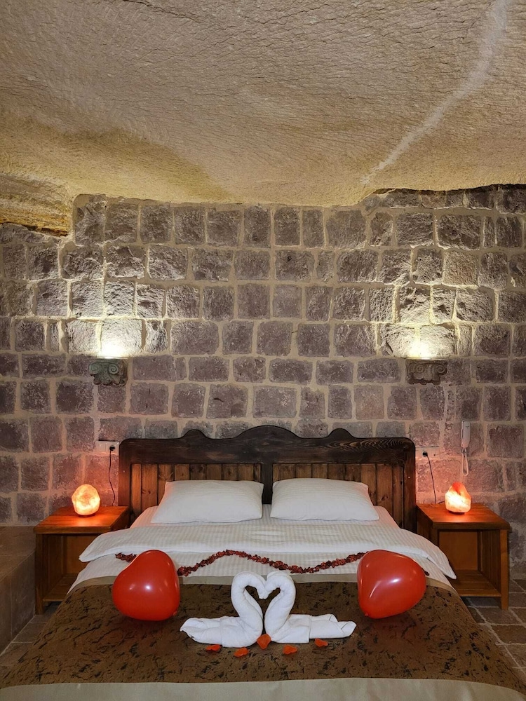 Kapalos Cave Suites Rezervasyon