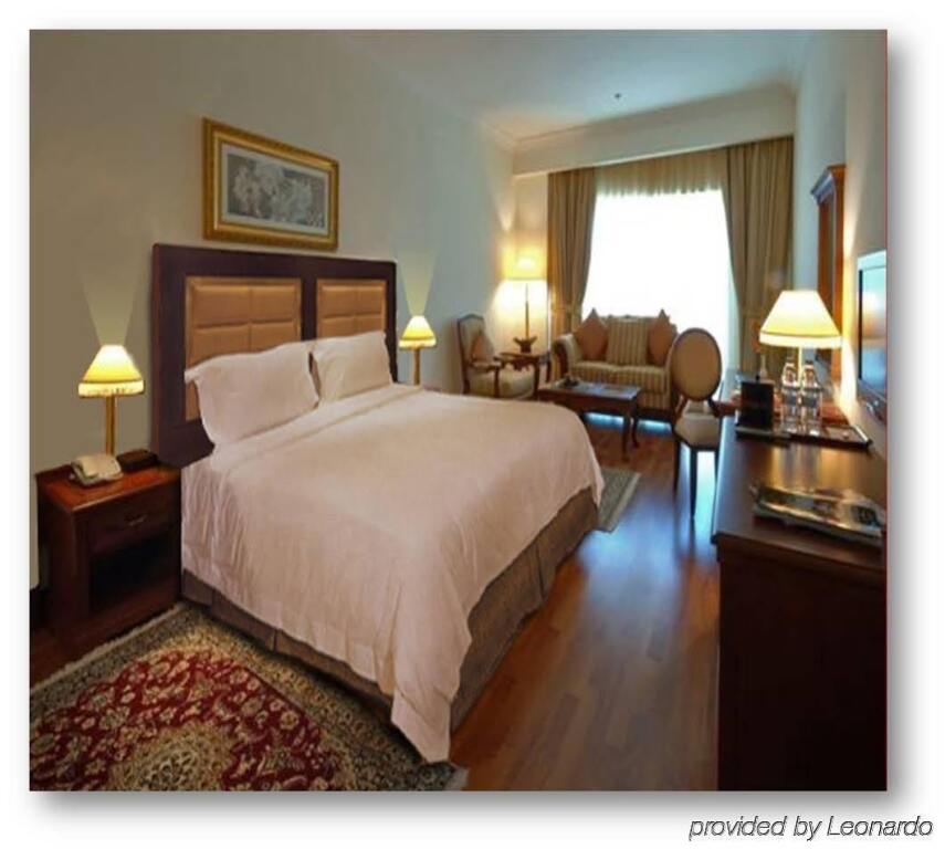 Sunday Hotel Holiday International Dubai Rezervasyon