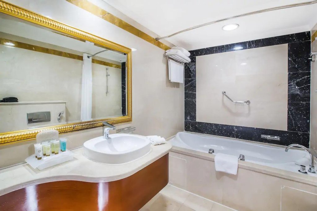 Sunday Hotel Holiday International Dubai Rezervasyon