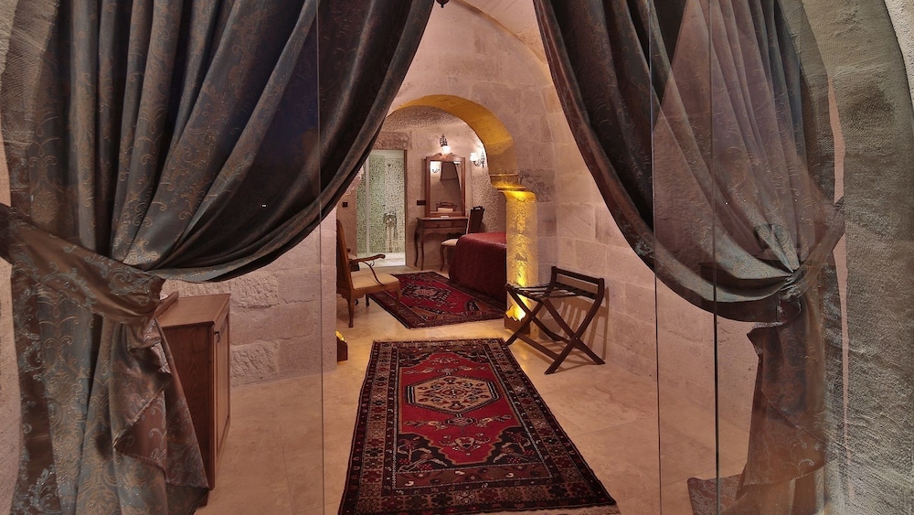 Phocas Cave Suites Rezervasyon