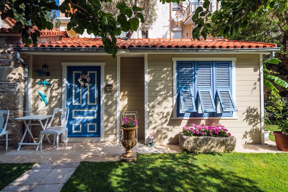 Lola 38 Hotel Rezervasyon