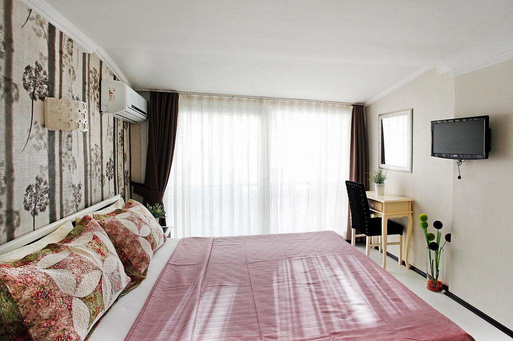 The House Next To Rezervasyon