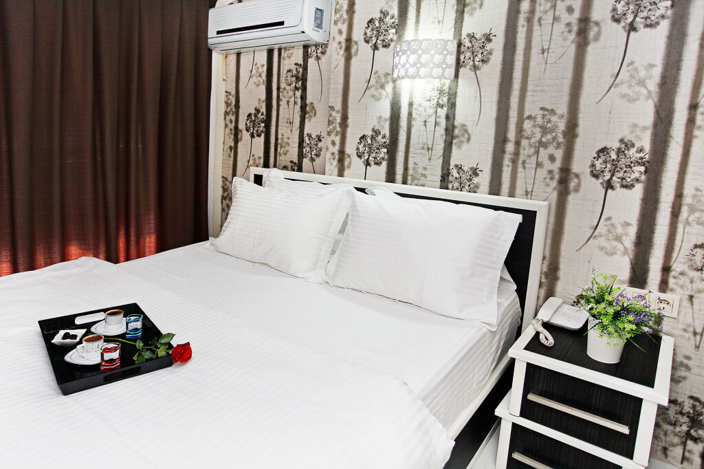 The House Next To Rezervasyon