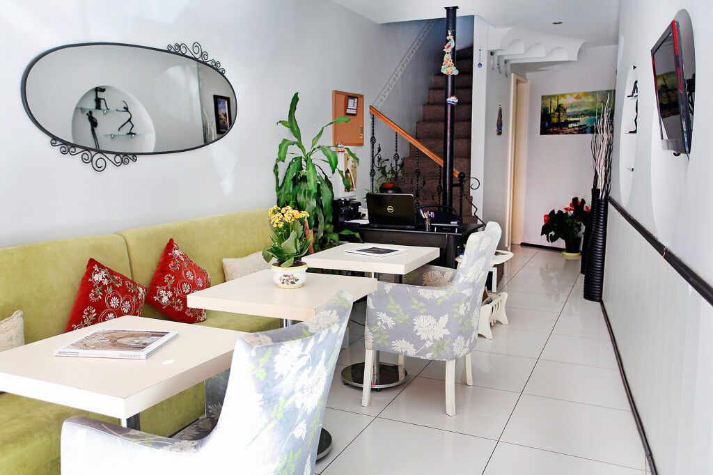 The House Next To Rezervasyon