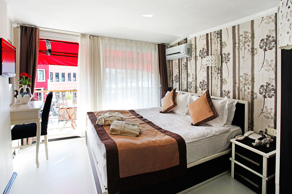 The House Next To Rezervasyon