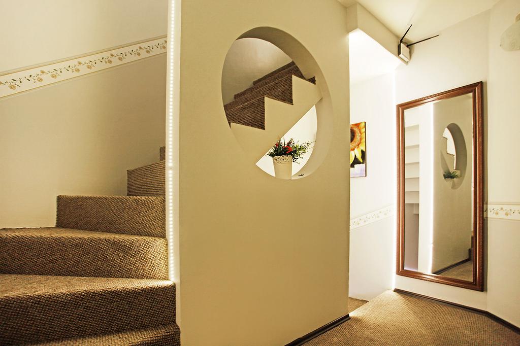 The House Next To Rezervasyon