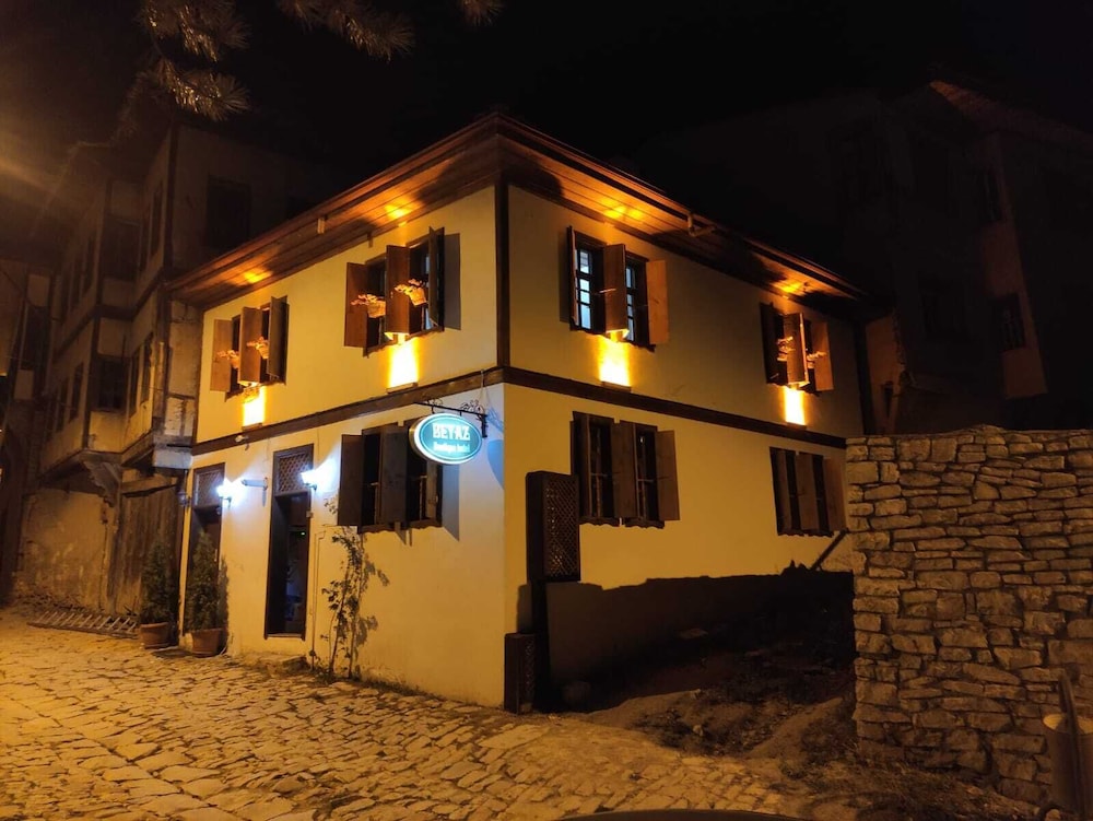 White House Beyaz Konak Rezervasyon