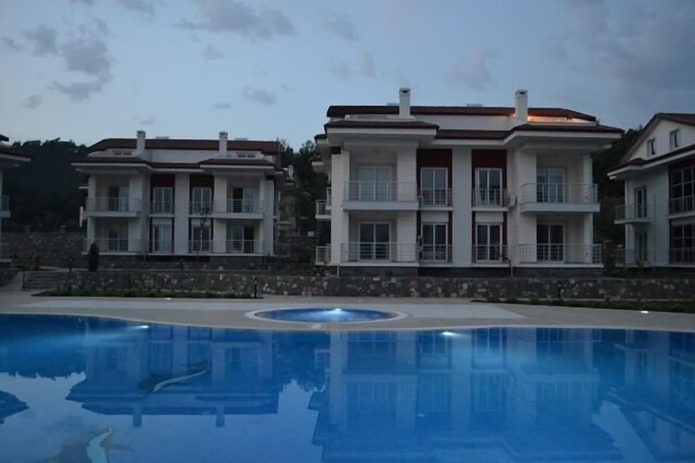 Foca Park Apartments Rezervasyon